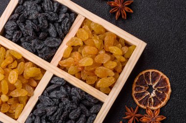 Üzümlerden yapılan tatlı, kuru, altın ya da sarı kuru üzüm sağlıklı, besleyici bir yemektir. Tasarımınız için gıda arka planı olarak altın kuru üzümler