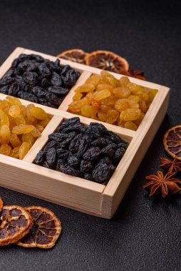 Üzümlerden yapılan tatlı, kuru, altın ya da sarı kuru üzüm sağlıklı, besleyici bir yemektir. Tasarımınız için gıda arka planı olarak altın kuru üzümler