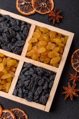 Üzümlerden yapılan tatlı, kuru, altın ya da sarı kuru üzüm sağlıklı, besleyici bir yemektir. Tasarımınız için gıda arka planı olarak altın kuru üzümler