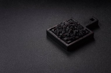Üzümlerden yapılan tatlı, kuru siyah ya da mavi kuru üzümler sağlıklı ve besleyicidir. Tasarımınız için gıda arka planı olarak siyah kuru üzümler