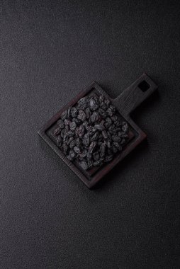 Üzümlerden yapılan tatlı, kuru siyah ya da mavi kuru üzümler sağlıklı ve besleyicidir. Tasarımınız için gıda arka planı olarak siyah kuru üzümler