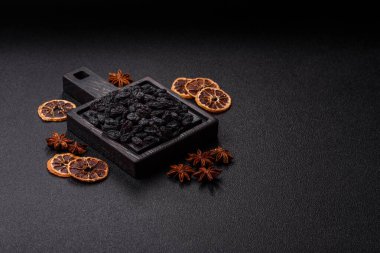 Üzümlerden yapılan tatlı, kuru siyah ya da mavi kuru üzümler sağlıklı ve besleyicidir. Tasarımınız için gıda arka planı olarak siyah kuru üzümler