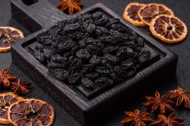 Üzümlerden yapılan tatlı, kuru siyah ya da mavi kuru üzümler sağlıklı ve besleyicidir. Tasarımınız için gıda arka planı olarak siyah kuru üzümler