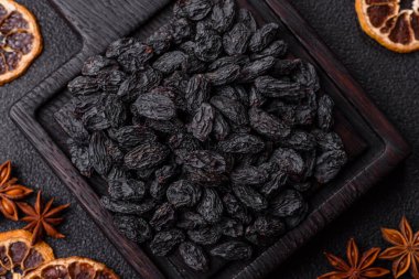 Üzümlerden yapılan tatlı, kuru siyah ya da mavi kuru üzümler sağlıklı ve besleyicidir. Tasarımınız için gıda arka planı olarak siyah kuru üzümler