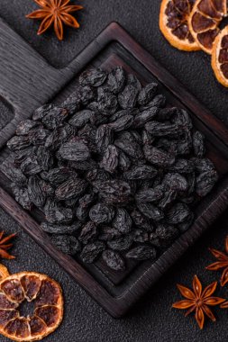 Üzümlerden yapılan tatlı, kuru siyah ya da mavi kuru üzümler sağlıklı ve besleyicidir. Tasarımınız için gıda arka planı olarak siyah kuru üzümler