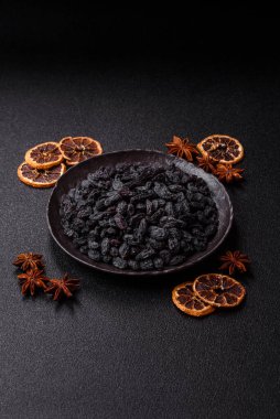 Üzümlerden yapılan tatlı, kuru siyah ya da mavi kuru üzümler sağlıklı ve besleyicidir. Tasarımınız için gıda arka planı olarak siyah kuru üzümler