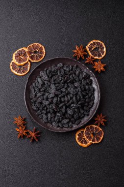 Üzümlerden yapılan tatlı, kuru siyah ya da mavi kuru üzümler sağlıklı ve besleyicidir. Tasarımınız için gıda arka planı olarak siyah kuru üzümler