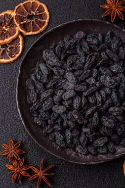 Üzümlerden yapılan tatlı, kuru siyah ya da mavi kuru üzümler sağlıklı ve besleyicidir. Tasarımınız için gıda arka planı olarak siyah kuru üzümler