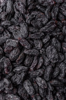 Üzümlerden yapılan tatlı, kuru siyah ya da mavi kuru üzümler sağlıklı ve besleyicidir. Tasarımınız için gıda arka planı olarak siyah kuru üzümler