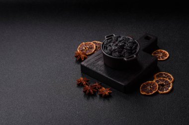 Üzümlerden yapılan tatlı, kuru siyah ya da mavi kuru üzümler sağlıklı ve besleyicidir. Tasarımınız için gıda arka planı olarak siyah kuru üzümler