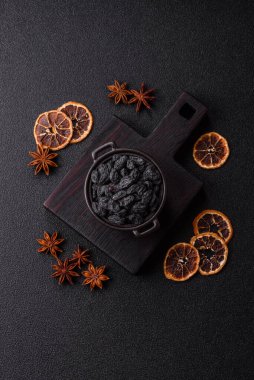 Üzümlerden yapılan tatlı, kuru siyah ya da mavi kuru üzümler sağlıklı ve besleyicidir. Tasarımınız için gıda arka planı olarak siyah kuru üzümler