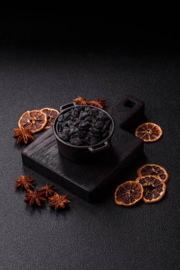 Üzümlerden yapılan tatlı, kuru siyah ya da mavi kuru üzümler sağlıklı ve besleyicidir. Tasarımınız için gıda arka planı olarak siyah kuru üzümler