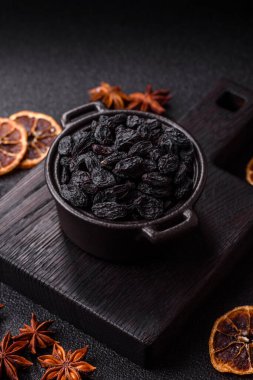Üzümlerden yapılan tatlı, kuru siyah ya da mavi kuru üzümler sağlıklı ve besleyicidir. Tasarımınız için gıda arka planı olarak siyah kuru üzümler