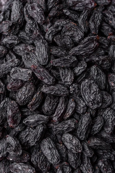 Üzümlerden yapılan tatlı, kuru siyah ya da mavi kuru üzümler sağlıklı ve besleyicidir. Tasarımınız için gıda arka planı olarak siyah kuru üzümler