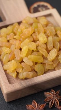 Üzümlerden yapılan tatlı, kuru, altın ya da sarı kuru üzüm sağlıklı, besleyici bir yemektir. Tasarımınız için gıda arka planı olarak altın kuru üzümler