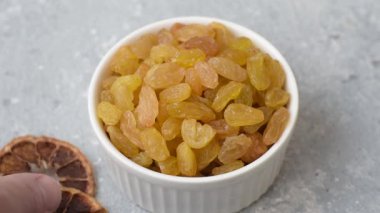 Üzümlerden yapılan tatlı, kuru, altın ya da sarı kuru üzüm sağlıklı, besleyici bir yemektir. Tasarımınız için gıda arka planı olarak altın kuru üzümler