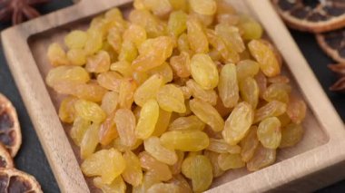 Üzümlerden yapılan tatlı, kuru, altın ya da sarı kuru üzüm sağlıklı, besleyici bir yemektir. Tasarımınız için gıda arka planı olarak altın kuru üzümler