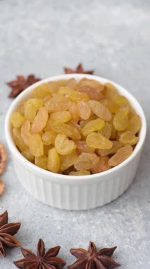 Üzümlerden yapılan tatlı, kuru, altın ya da sarı kuru üzüm sağlıklı, besleyici bir yemektir. Tasarımınız için gıda arka planı olarak altın kuru üzümler