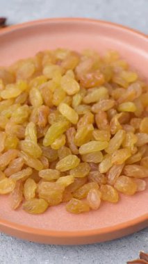 Üzümlerden yapılan tatlı, kuru, altın ya da sarı kuru üzüm sağlıklı, besleyici bir yemektir. Tasarımınız için gıda arka planı olarak altın kuru üzümler