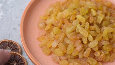 Üzümlerden yapılan tatlı, kuru, altın ya da sarı kuru üzüm sağlıklı, besleyici bir yemektir. Tasarımınız için gıda arka planı olarak altın kuru üzümler