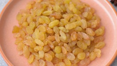 Üzümlerden yapılan tatlı, kuru, altın ya da sarı kuru üzüm sağlıklı, besleyici bir yemektir. Tasarımınız için gıda arka planı olarak altın kuru üzümler