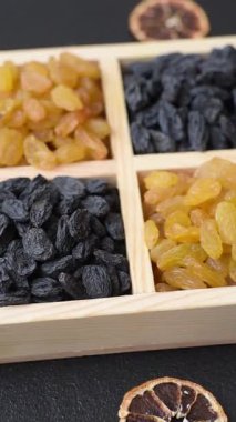 Üzümlerden yapılan tatlı, kuru, altın ya da sarı kuru üzüm sağlıklı, besleyici bir yemektir. Tasarımınız için gıda arka planı olarak altın kuru üzümler