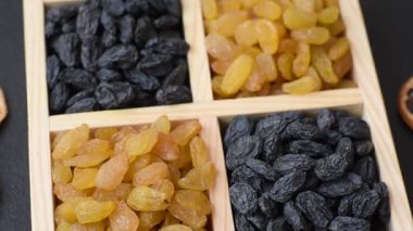 Üzümlerden yapılan tatlı, kuru, altın ya da sarı kuru üzüm sağlıklı, besleyici bir yemektir. Tasarımınız için gıda arka planı olarak altın kuru üzümler