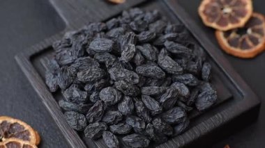 Üzümlerden yapılan tatlı, kuru siyah ya da mavi kuru üzümler sağlıklı ve besleyicidir. Tasarımınız için gıda arka planı olarak siyah kuru üzümler