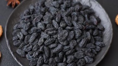 Üzümlerden yapılan tatlı, kuru, altın ya da sarı kuru üzüm sağlıklı, besleyici bir yemektir. Tasarımınız için gıda arka planı olarak altın kuru üzümler