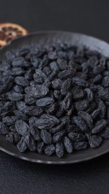 Üzümlerden yapılan tatlı, kuru, altın ya da sarı kuru üzüm sağlıklı, besleyici bir yemektir. Tasarımınız için gıda arka planı olarak altın kuru üzümler