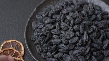 Üzümlerden yapılan tatlı, kuru siyah ya da mavi kuru üzümler sağlıklı ve besleyicidir. Tasarımınız için gıda arka planı olarak siyah kuru üzümler