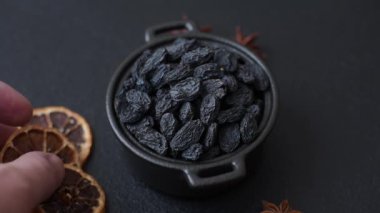 Üzümlerden yapılan tatlı, kuru, altın ya da sarı kuru üzüm sağlıklı, besleyici bir yemektir. Tasarımınız için gıda arka planı olarak altın kuru üzümler