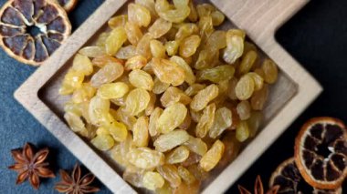 Üzümlerden yapılan tatlı, kuru, altın ya da sarı kuru üzüm sağlıklı, besleyici bir yemektir. Tasarımınız için gıda arka planı olarak altın kuru üzümler