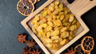 Üzümlerden yapılan tatlı, kuru, altın ya da sarı kuru üzüm sağlıklı, besleyici bir yemektir. Tasarımınız için gıda arka planı olarak altın kuru üzümler