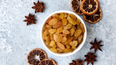 Üzümlerden yapılan tatlı, kuru, altın ya da sarı kuru üzüm sağlıklı, besleyici bir yemektir. Tasarımınız için gıda arka planı olarak altın kuru üzümler