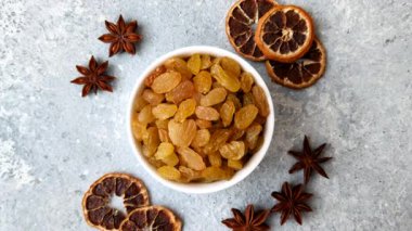 Üzümlerden yapılan tatlı, kuru, altın ya da sarı kuru üzüm sağlıklı, besleyici bir yemektir. Tasarımınız için gıda arka planı olarak altın kuru üzümler