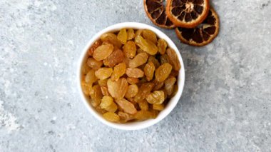 Üzümlerden yapılan tatlı, kuru, altın ya da sarı kuru üzüm sağlıklı, besleyici bir yemektir. Tasarımınız için gıda arka planı olarak altın kuru üzümler