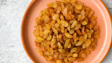 Üzümlerden yapılan tatlı, kuru, altın ya da sarı kuru üzüm sağlıklı, besleyici bir yemektir. Tasarımınız için gıda arka planı olarak altın kuru üzümler