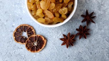 Üzümlerden yapılan tatlı, kuru, altın ya da sarı kuru üzüm sağlıklı, besleyici bir yemektir. Tasarımınız için gıda arka planı olarak altın kuru üzümler