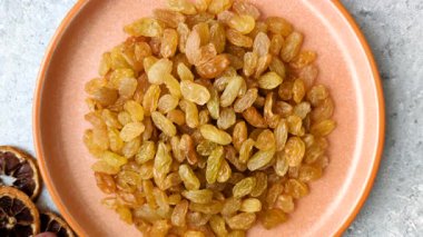 Üzümlerden yapılan tatlı, kuru, altın ya da sarı kuru üzüm sağlıklı, besleyici bir yemektir. Tasarımınız için gıda arka planı olarak altın kuru üzümler