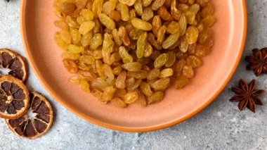 Üzümlerden yapılan tatlı, kuru, altın ya da sarı kuru üzüm sağlıklı, besleyici bir yemektir. Tasarımınız için gıda arka planı olarak altın kuru üzümler