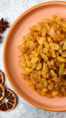 Üzümlerden yapılan tatlı, kuru, altın ya da sarı kuru üzüm sağlıklı, besleyici bir yemektir. Tasarımınız için gıda arka planı olarak altın kuru üzümler