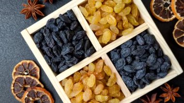 Üzümlerden yapılan tatlı, kuru, altın ya da sarı kuru üzüm sağlıklı, besleyici bir yemektir. Tasarımınız için gıda arka planı olarak altın kuru üzümler