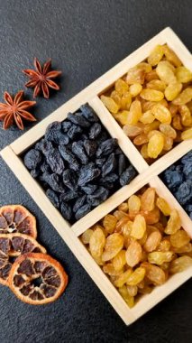 Üzümlerden yapılan tatlı, kuru, altın ya da sarı kuru üzüm sağlıklı, besleyici bir yemektir. Tasarımınız için gıda arka planı olarak altın kuru üzümler