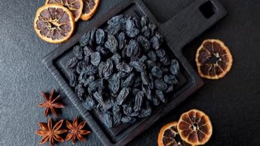 Üzümlerden yapılan tatlı, kuru, altın ya da sarı kuru üzüm sağlıklı, besleyici bir yemektir. Tasarımınız için gıda arka planı olarak altın kuru üzümler