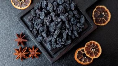 Üzümlerden yapılan tatlı, kuru, altın ya da sarı kuru üzüm sağlıklı, besleyici bir yemektir. Tasarımınız için gıda arka planı olarak altın kuru üzümler