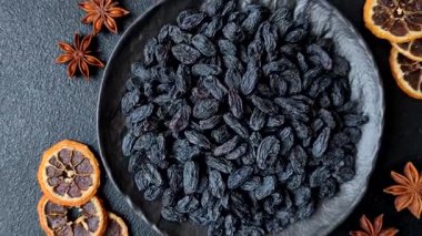 Üzümlerden yapılan tatlı, kuru, altın ya da sarı kuru üzüm sağlıklı, besleyici bir yemektir. Tasarımınız için gıda arka planı olarak altın kuru üzümler