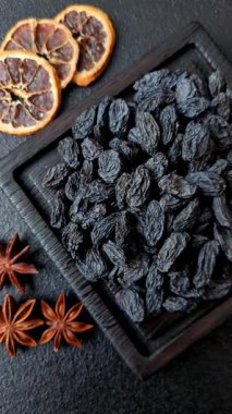 Üzümlerden yapılan tatlı, kuru, altın ya da sarı kuru üzüm sağlıklı, besleyici bir yemektir. Tasarımınız için gıda arka planı olarak altın kuru üzümler