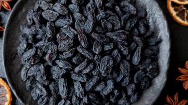 Üzümlerden yapılan tatlı, kuru, altın ya da sarı kuru üzüm sağlıklı, besleyici bir yemektir. Tasarımınız için gıda arka planı olarak altın kuru üzümler