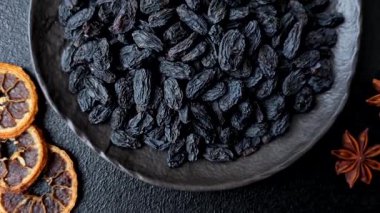 Üzümlerden yapılan tatlı, kuru, altın ya da sarı kuru üzüm sağlıklı, besleyici bir yemektir. Tasarımınız için gıda arka planı olarak altın kuru üzümler